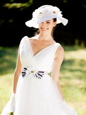 Bride wearing a hat flower decoration hat 
